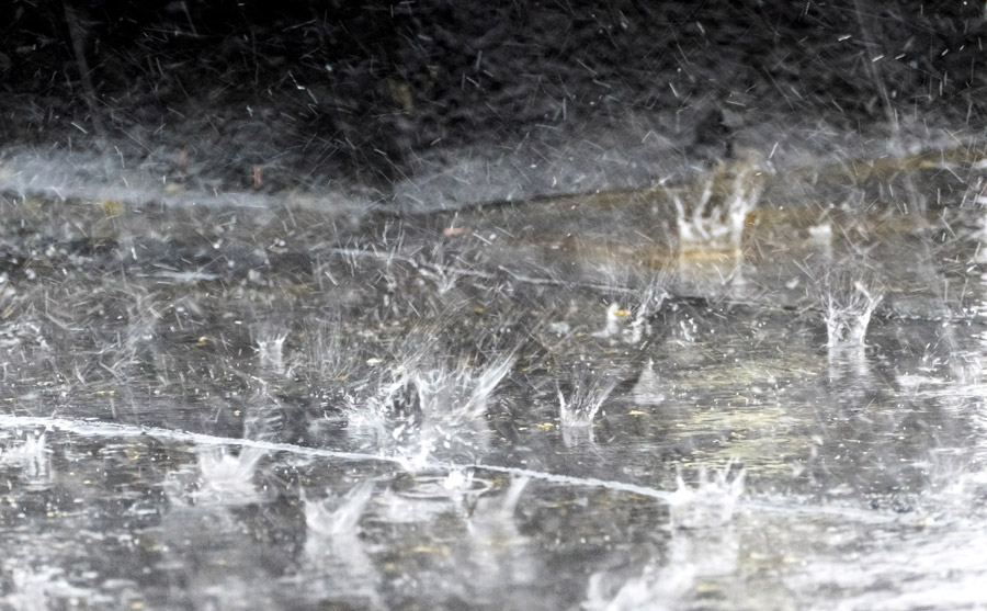 大雨で雨漏りした時の対処法☔ アイキャッチ画像