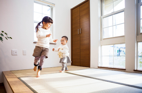 子ども　追いかけっこ　写真