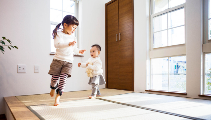 子ども　追いかけっこ　写真